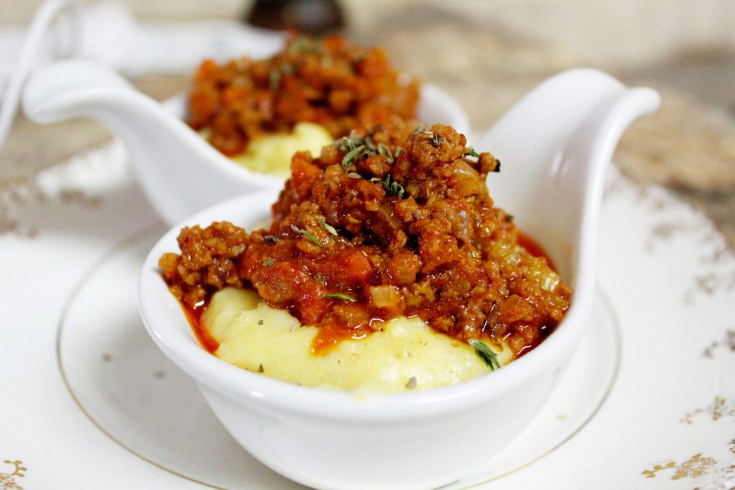 Ricetta Salsiccia al sugo con polenta